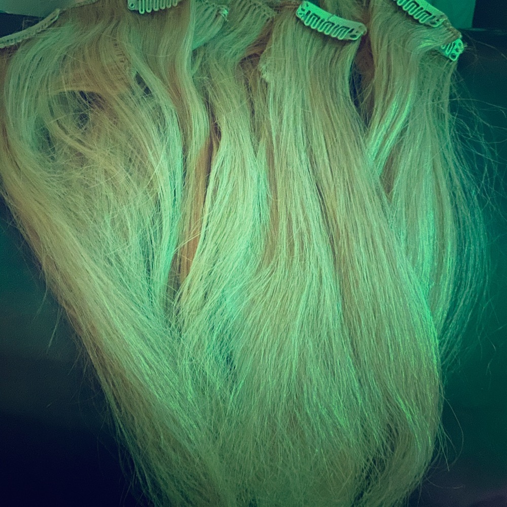 Clip in hair 16” blonde
